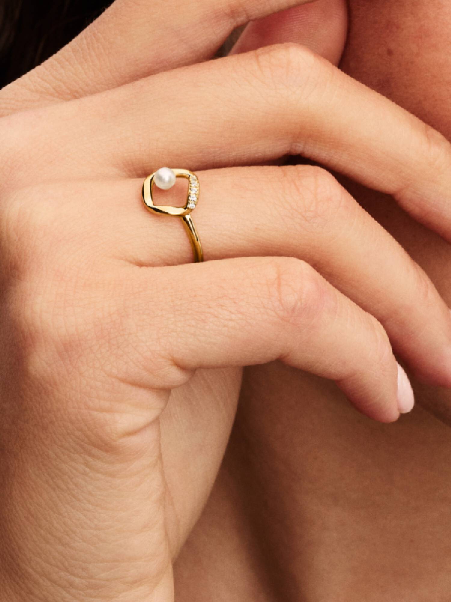 Anillo Círculo en Pavé Forma Orgánica y Perla Cultivada de Agua Dulce Tratada