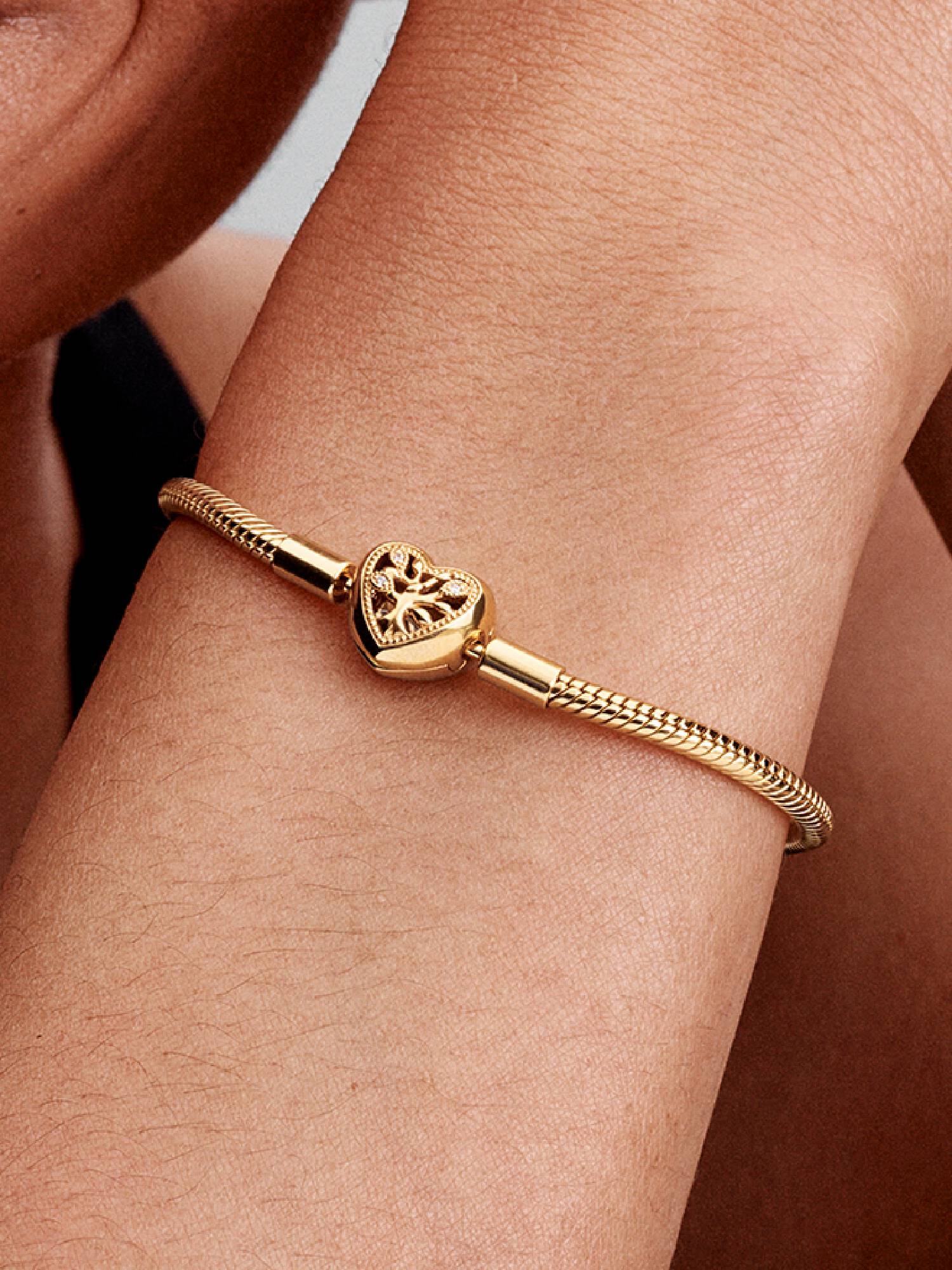 Pulsera Pandora Moments Cadena de Serpiente con Cierre de Corazón Familiar