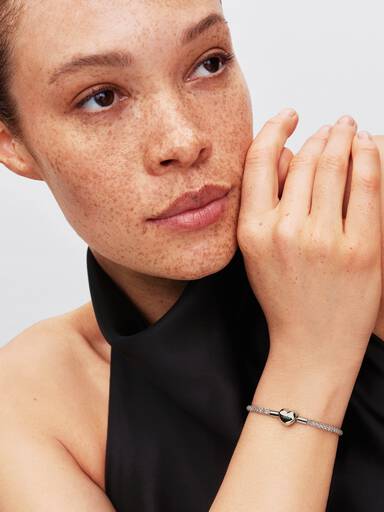 Pulsera Cadena de Tachuelas con Cierre de Corazón