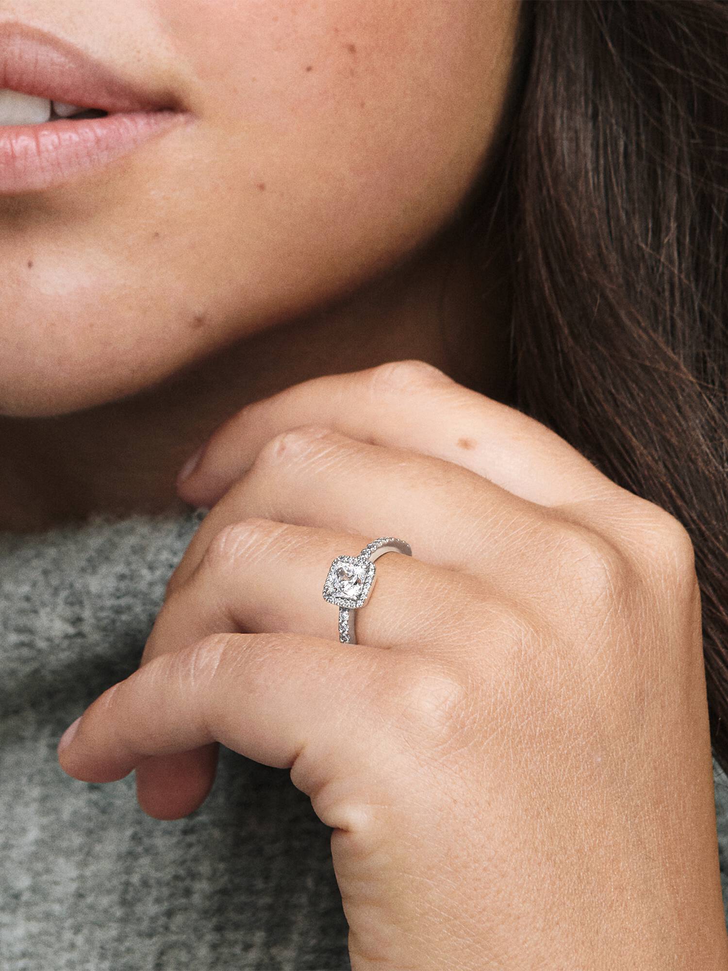 Anillo Cuadrado Halo con Brillo