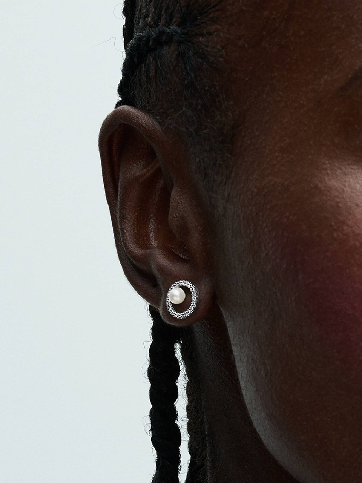 Pendientes de Botón Perla Cultivada de Agua Dulce Tratada y Halo de Pavé