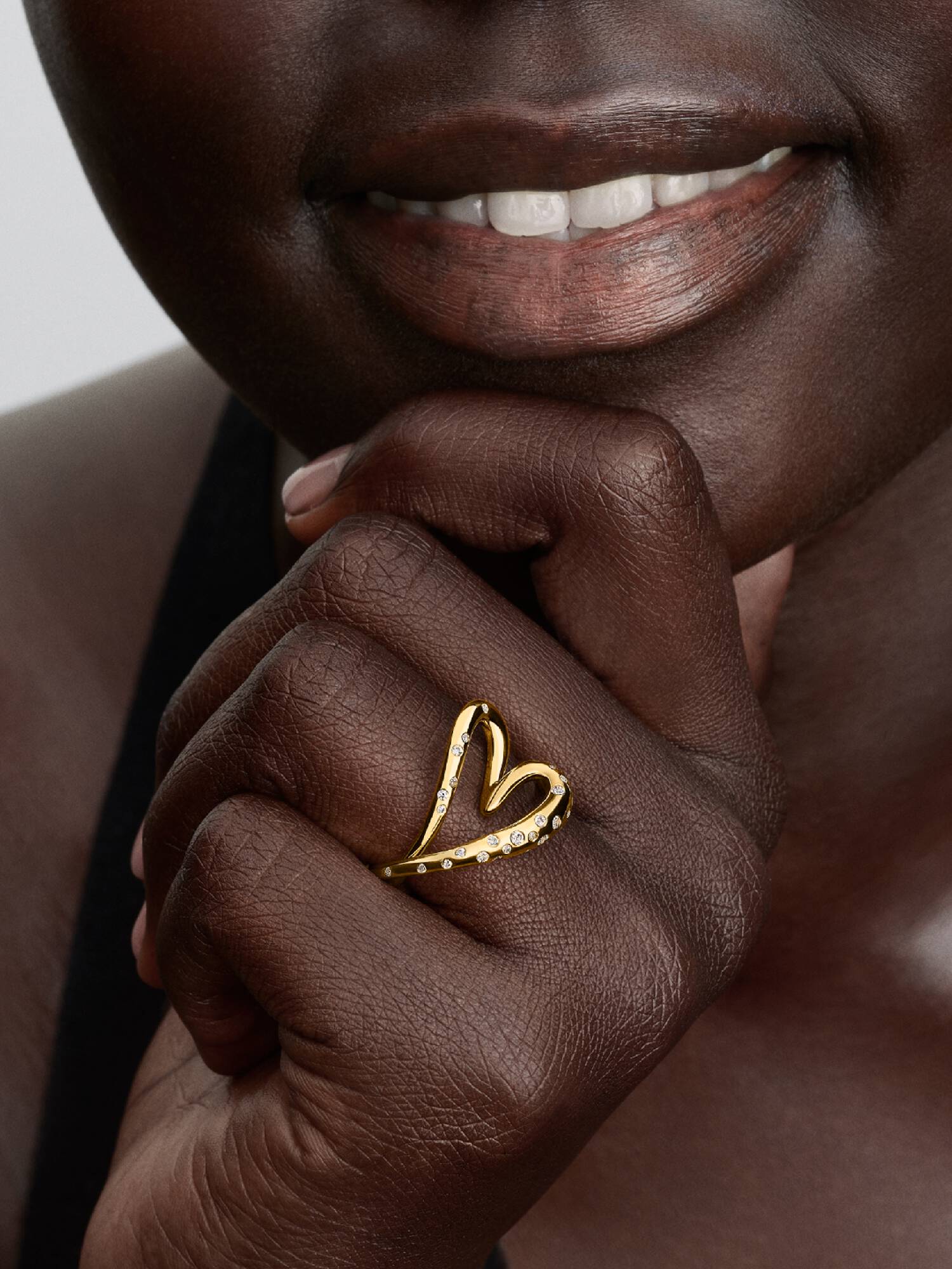 Anillo Corazón Forma Orgánica con Gemas Engastadas