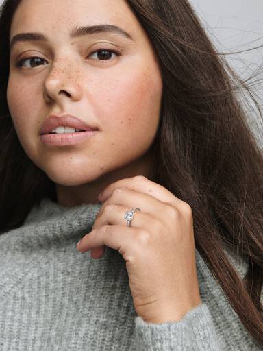 Anillo Cuadrado Halo con Brillo