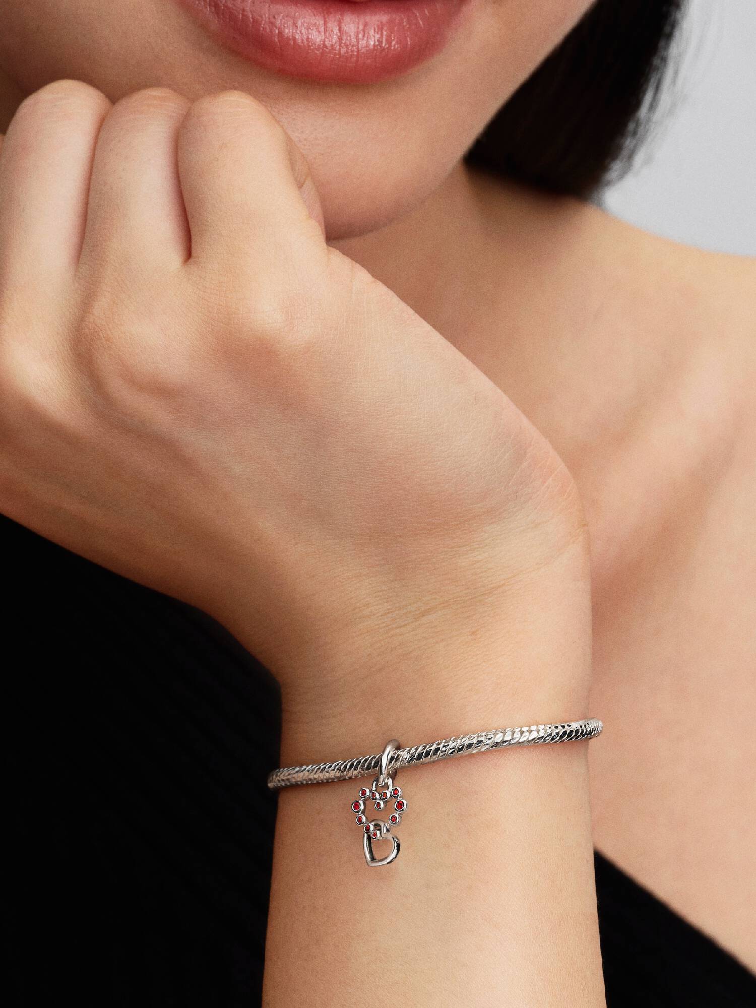 Charm Colgante Corazones Conectados y Gemas Rojas