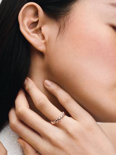 Anillo Fila de Corazones
