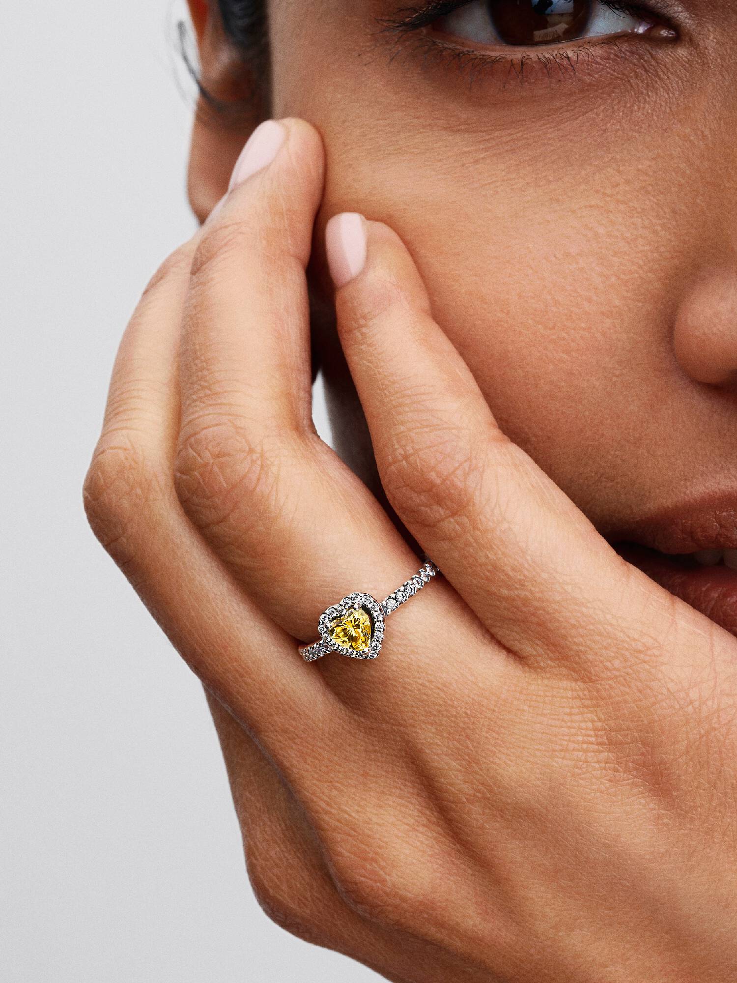 Anillo Corazón Amarilllo en Relieve Brillante