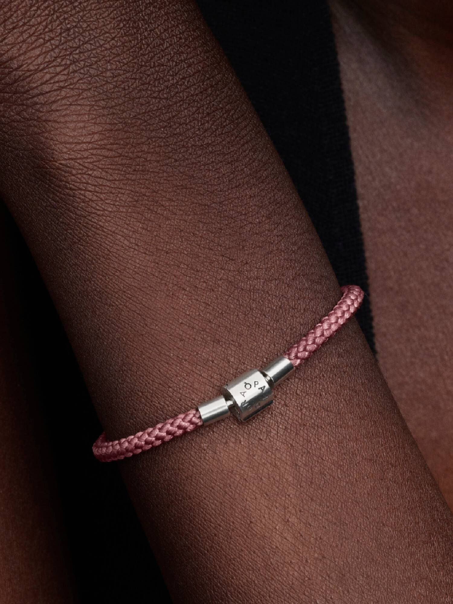 Pulsera Cordón Rosa Radiante