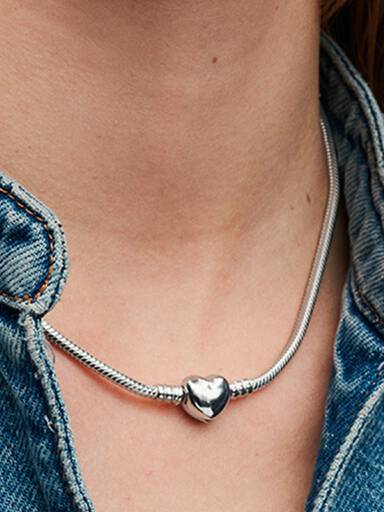 Collar de Cadena de Serpiente con Cierre de Corazón
