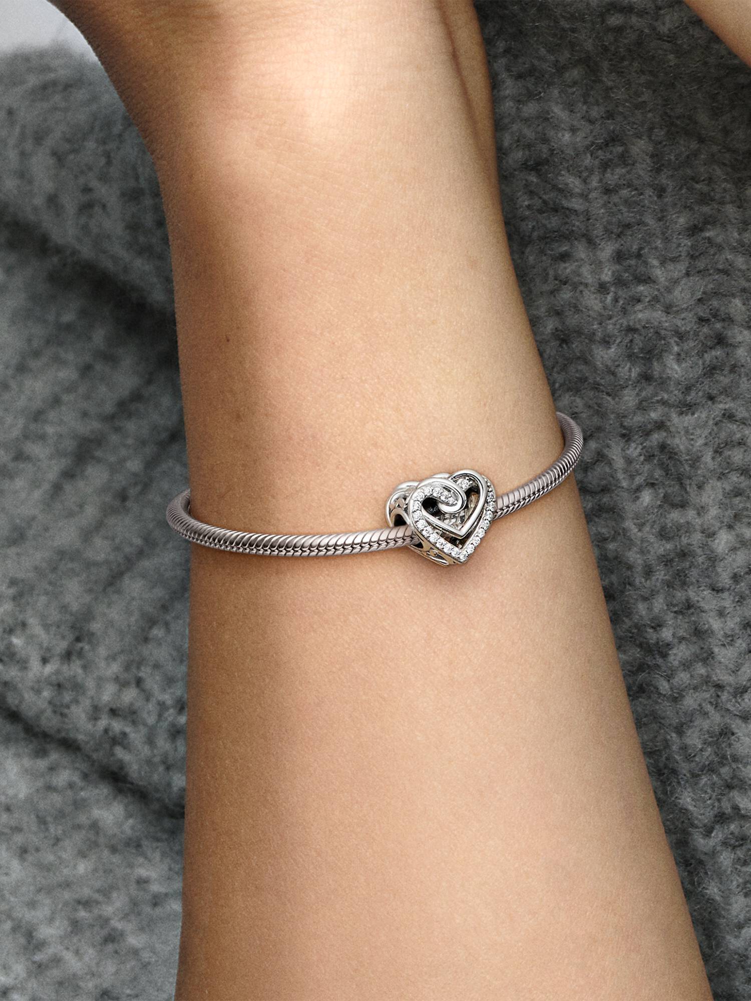 Charm en plata de ley Corazones Brillantes Entrelazados