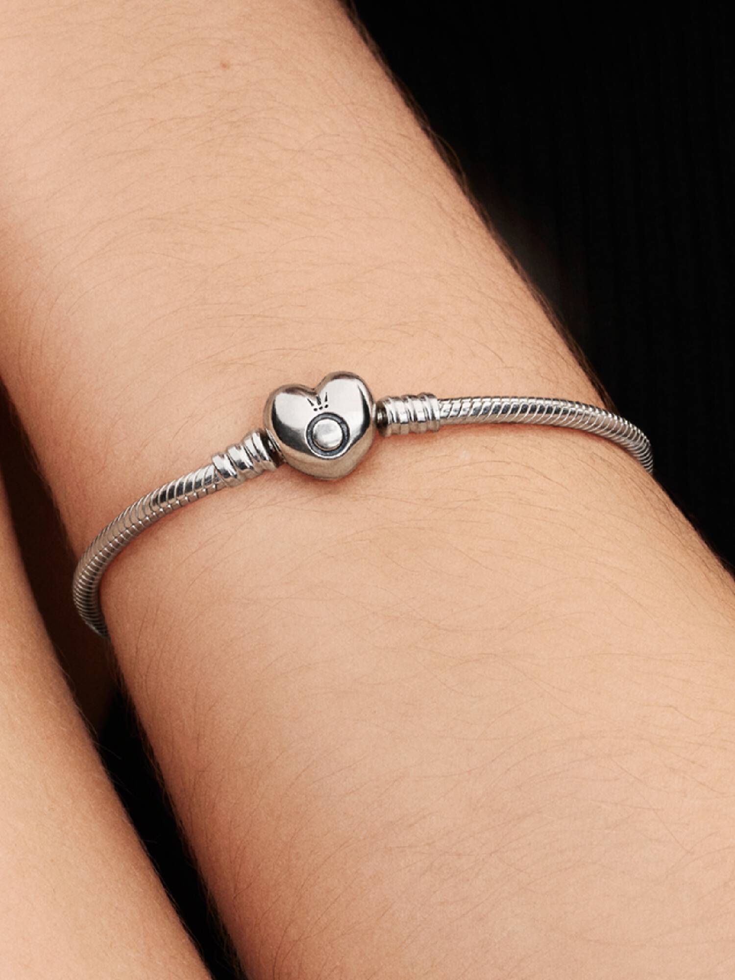 Pulsera Diseño Cadena de Serpiente y Corazón de Moments