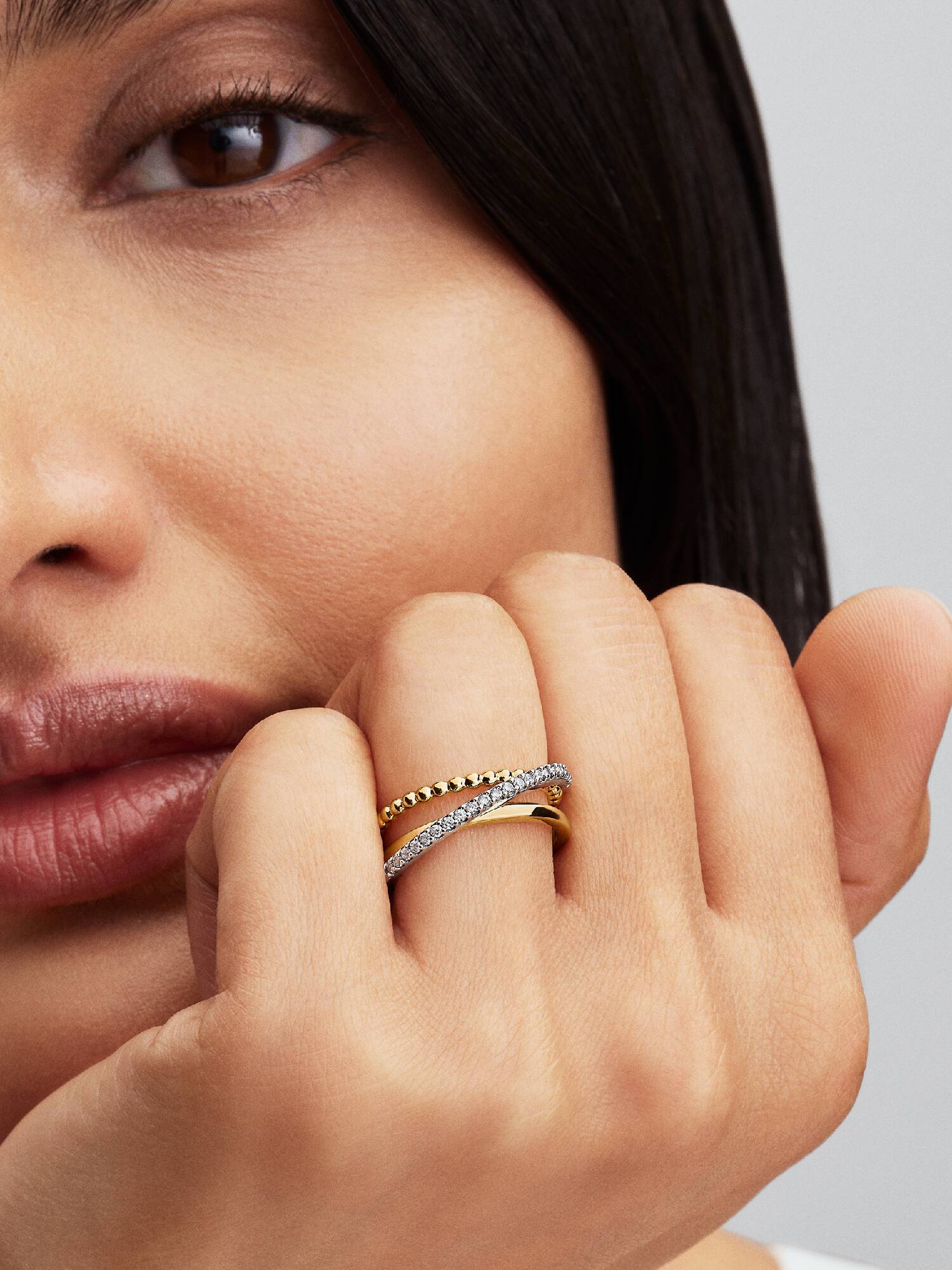 Anillo Banda Triple Cruzada Cuentas y Pavé