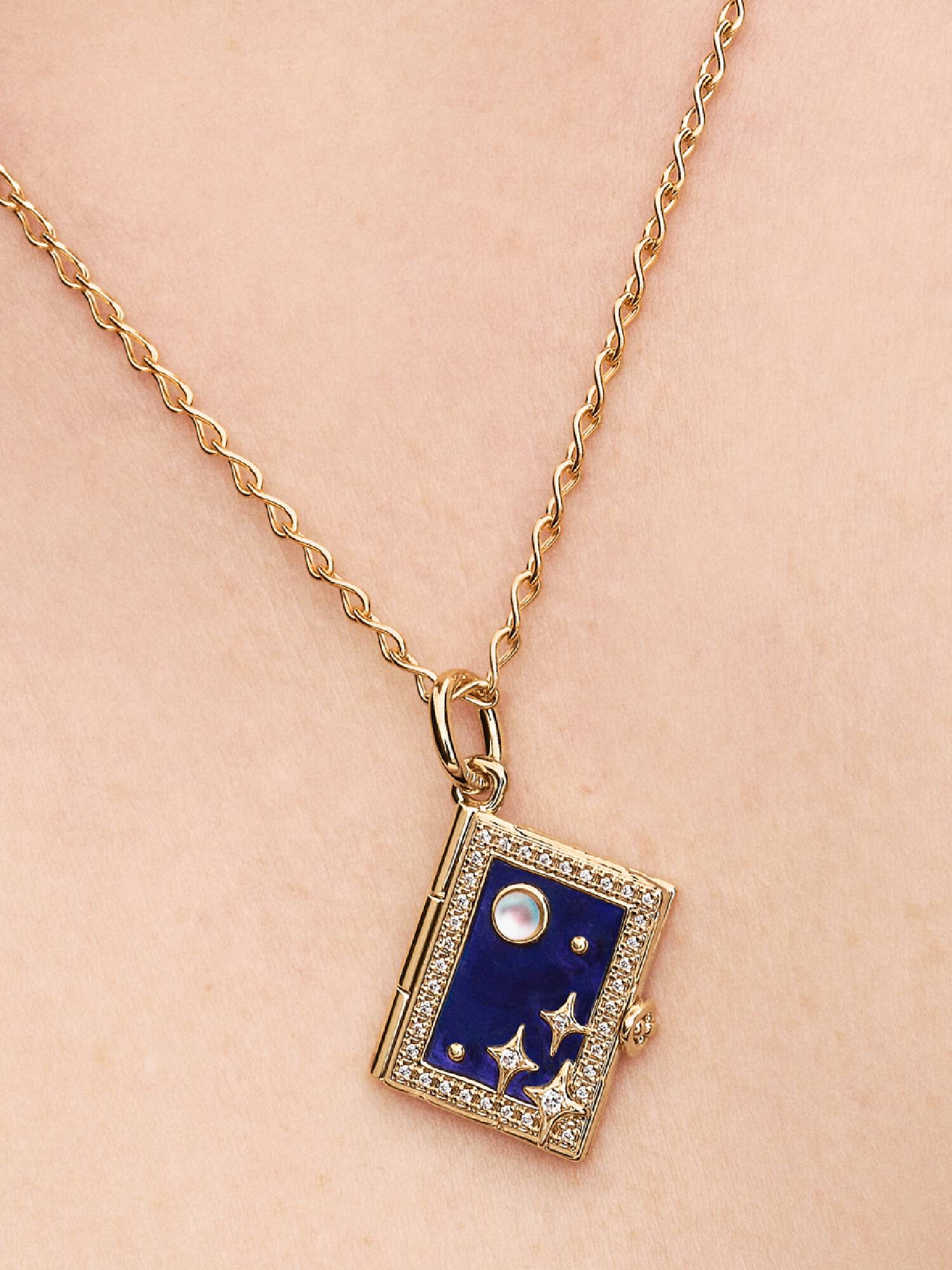 Charm Colgante Grabable con Libro Mágico