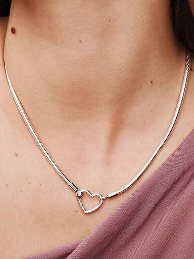 Collar de Cadena de Serpiente con Cierre de Corazón