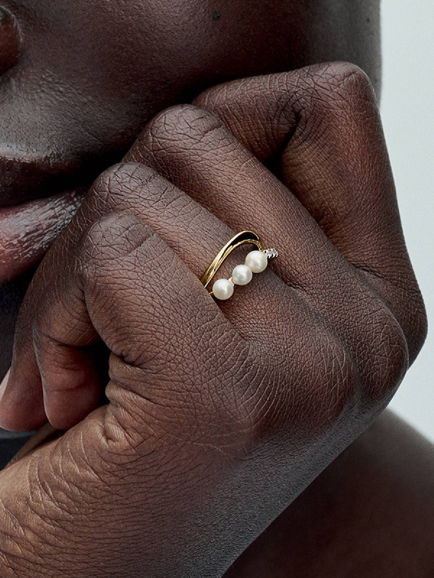 Anillo Perla Cultivada de Agua Dulce y Doble Banda Forma Orgánica