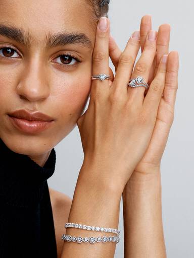 Anillo Corazón Ondulado en Pavé