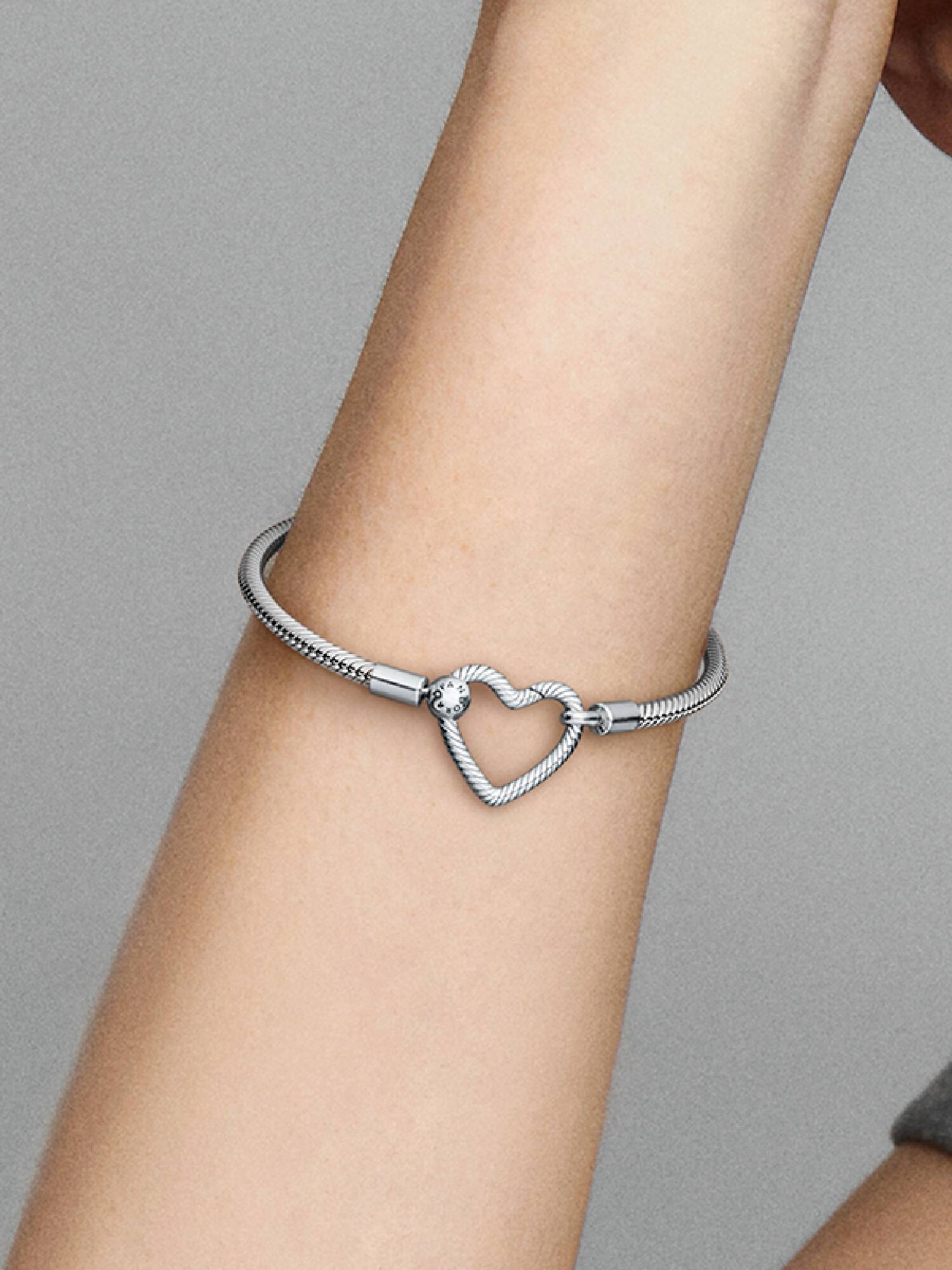 Pulsera Cadena de Serpiente con Cierre de Corazón