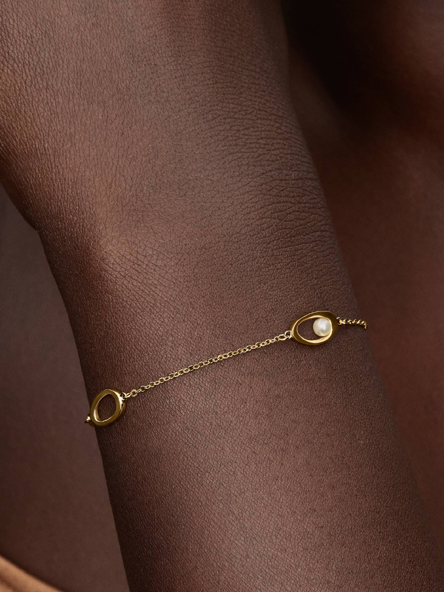 Pulsera Ovalada Forma Orgánica en Pavé y Perla Cultivada de Agua Dulce Tratada