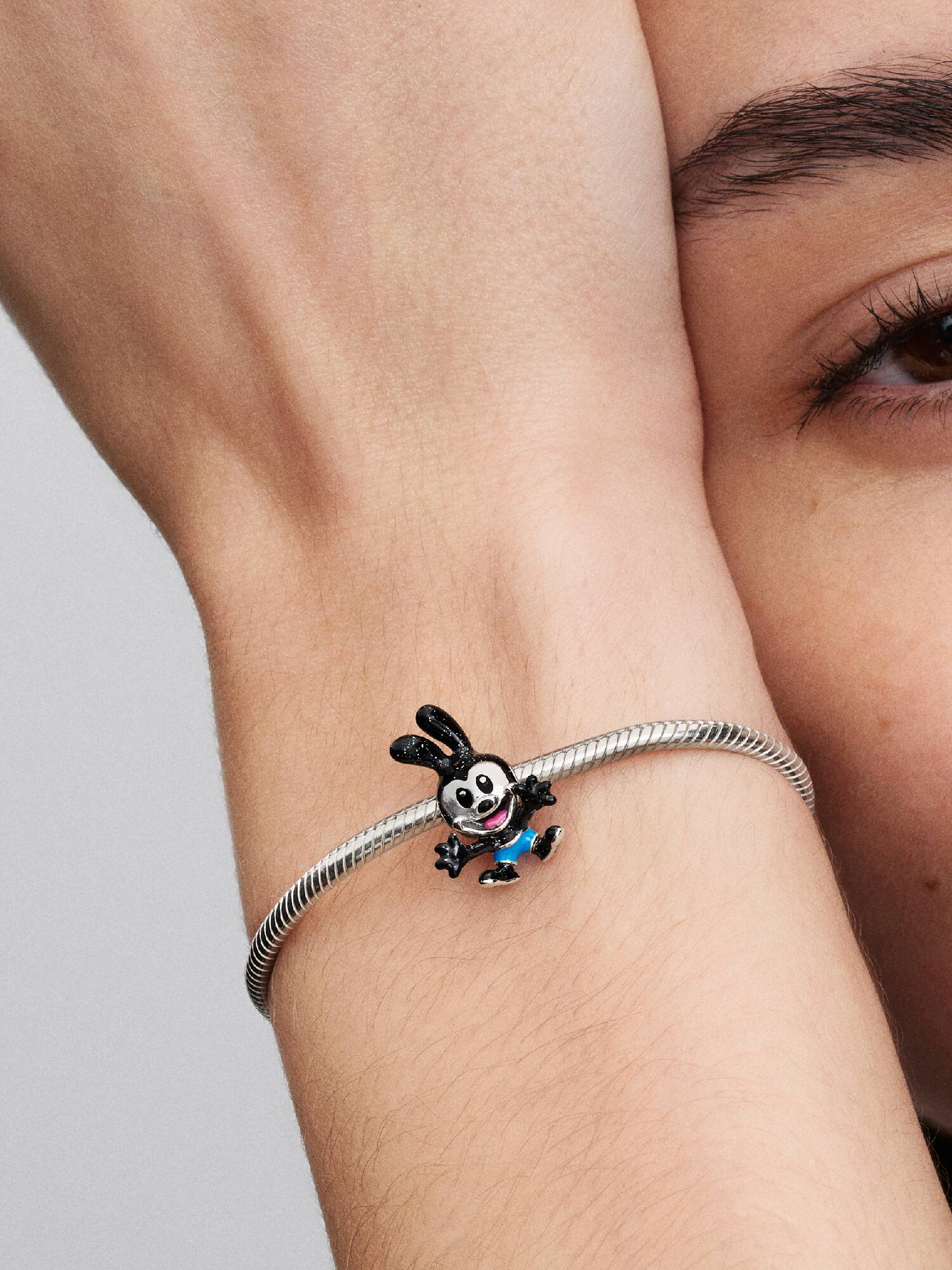 Charm Oswlad el Conejo Afortunado de Disney