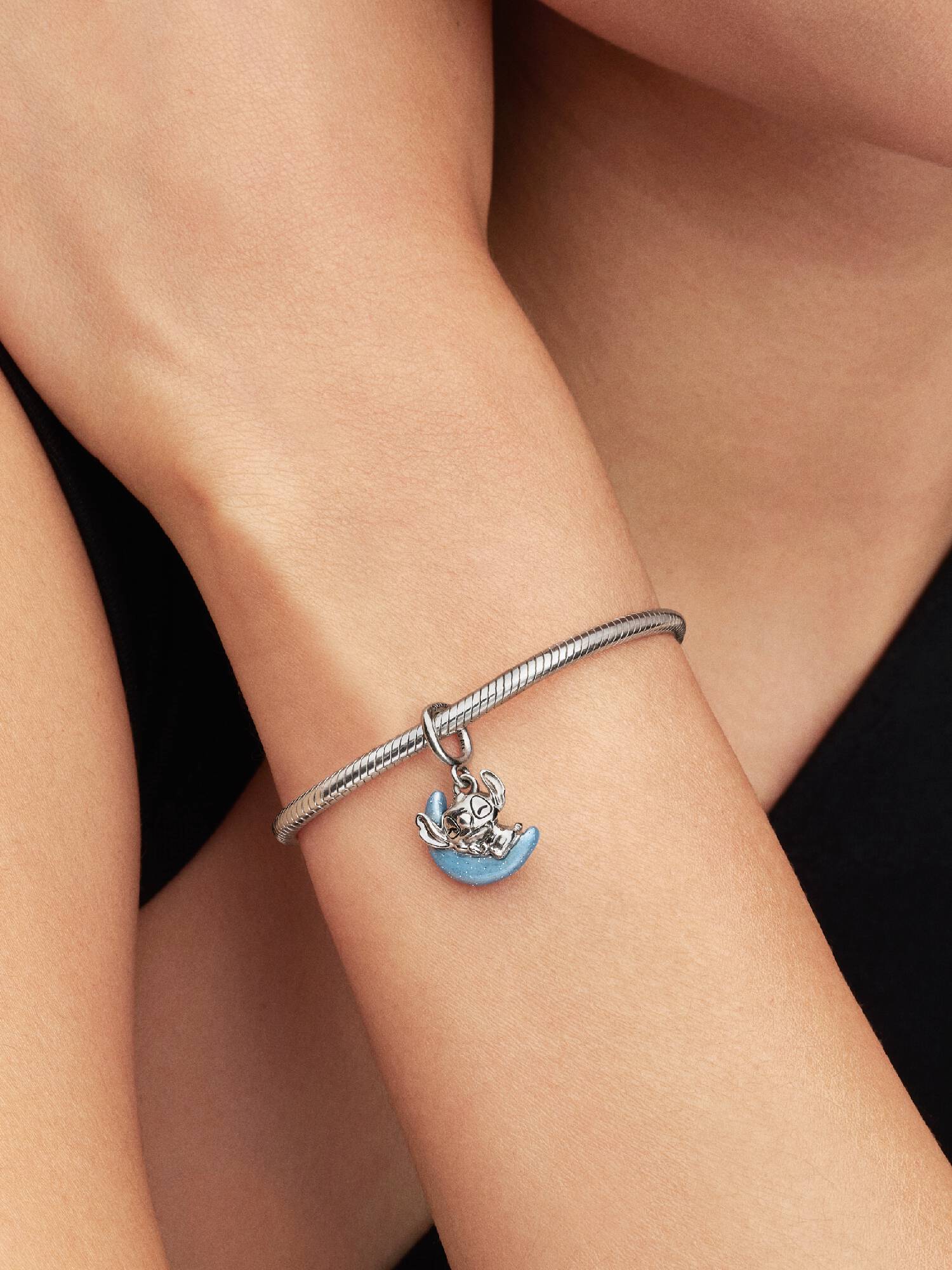 Charm Colgante Luna que brilla en la oscuridad Stitch de Disney