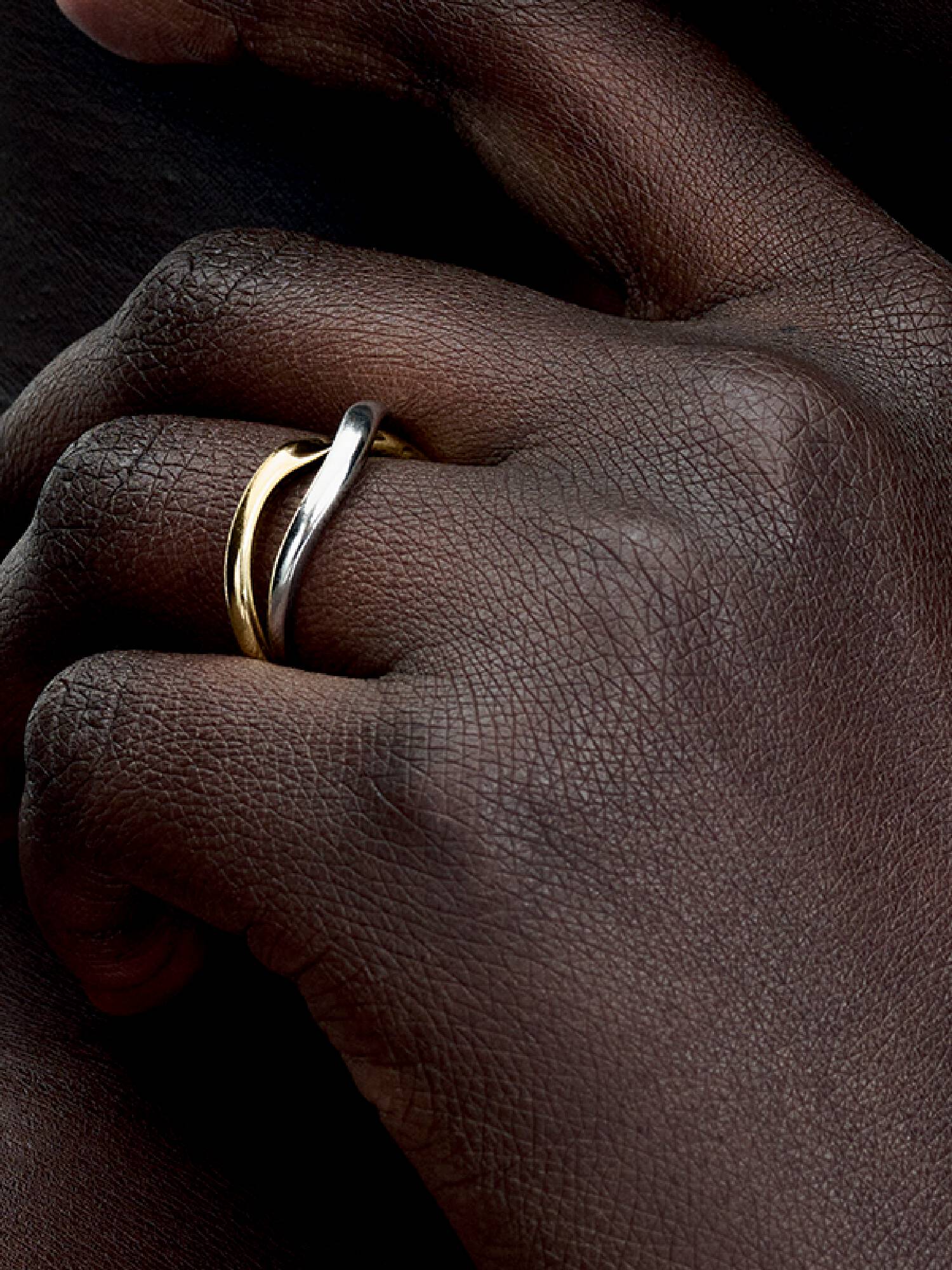 Anillo Bandas Entrelazadas en Dos Tonos