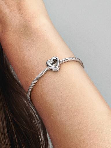 Charm en plata de ley Nudo de Corazón