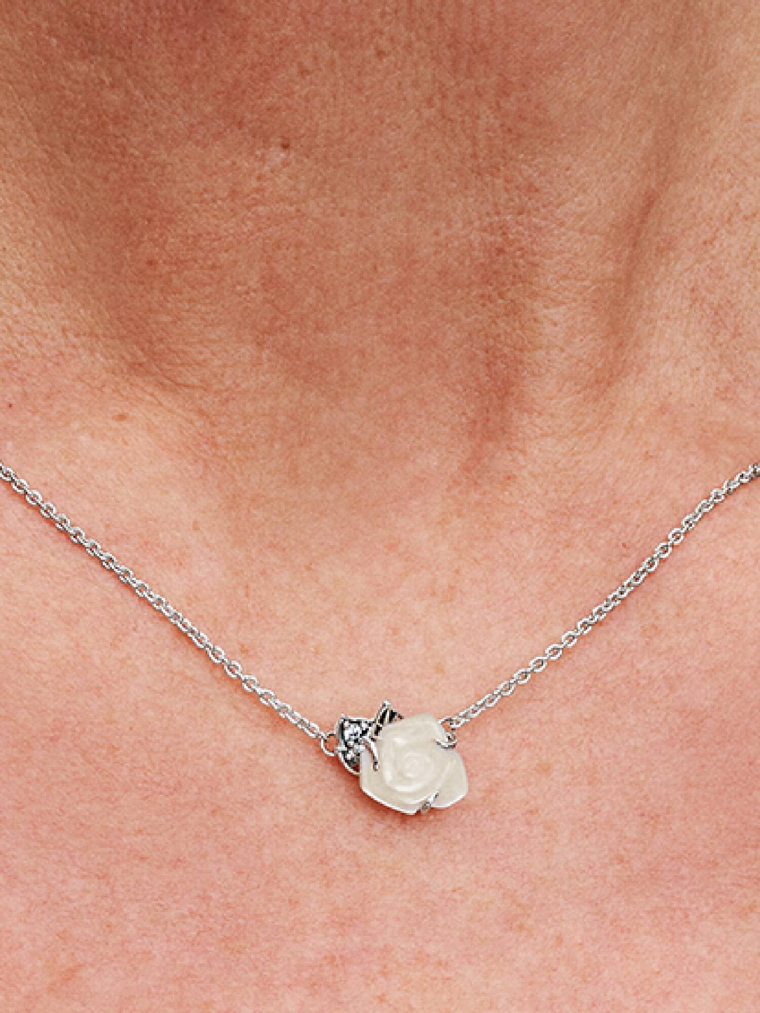 Collar Rosa Blanca Floreciendo