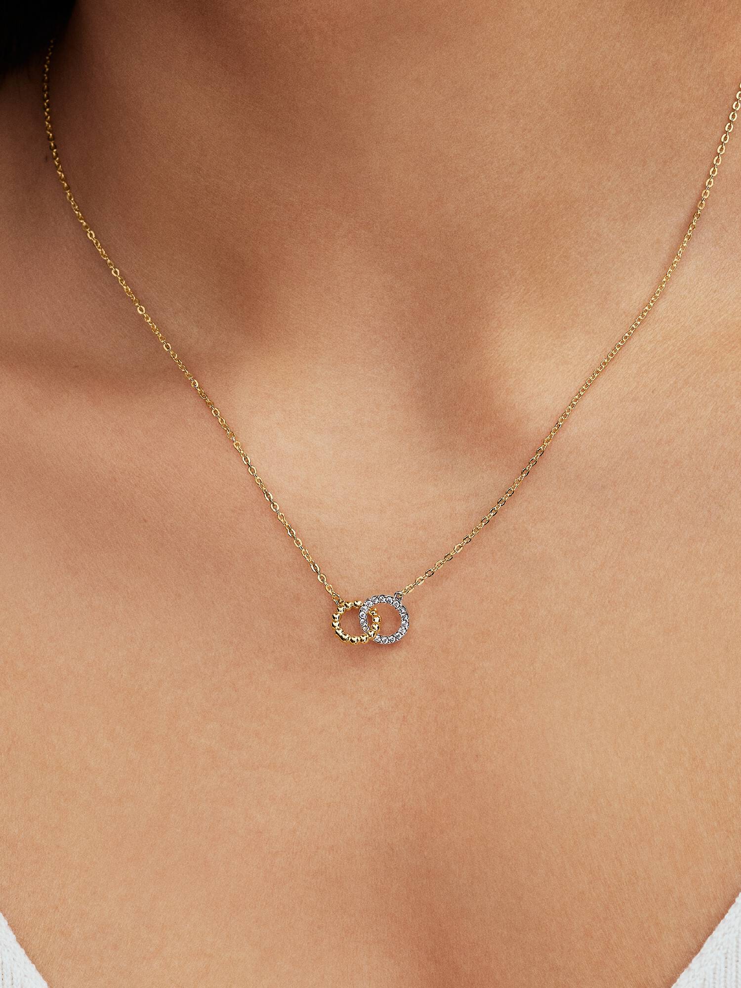 Collar Círculos Entrelazados Cuentas y Pavé