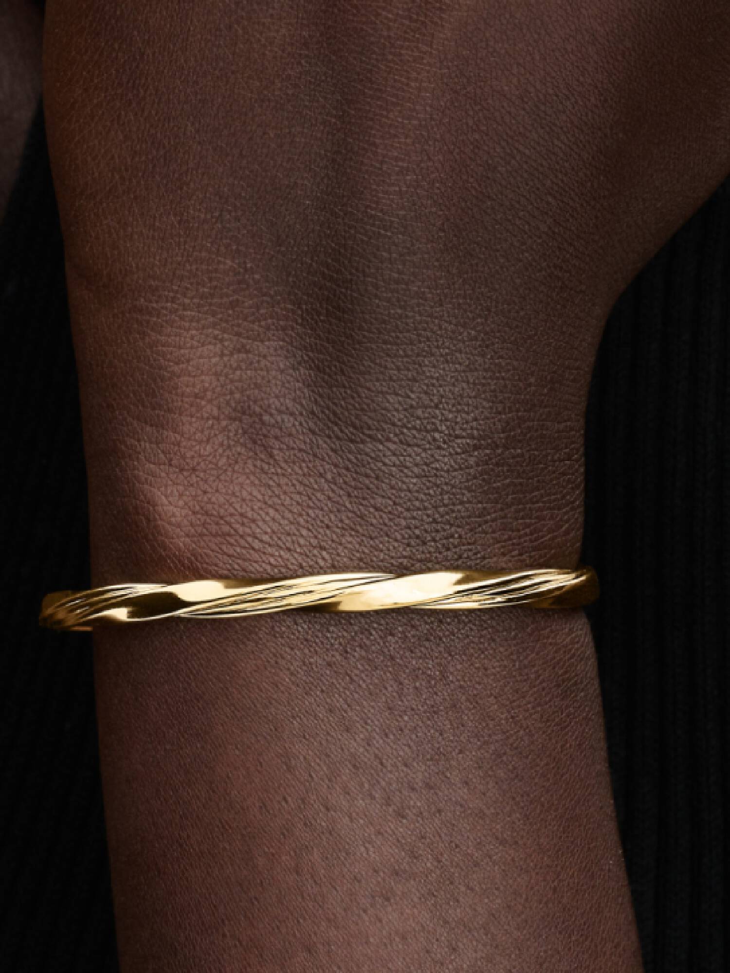 Pulsera Rígida Abierta Entrelazada