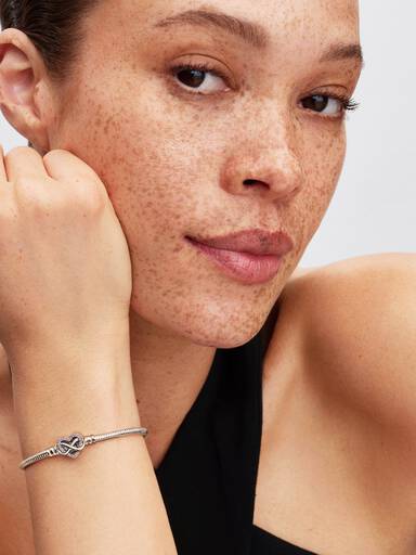 Pulsera de Cadena de Serpiente con Cierre de Corazón Infinito Rosa Brillante
