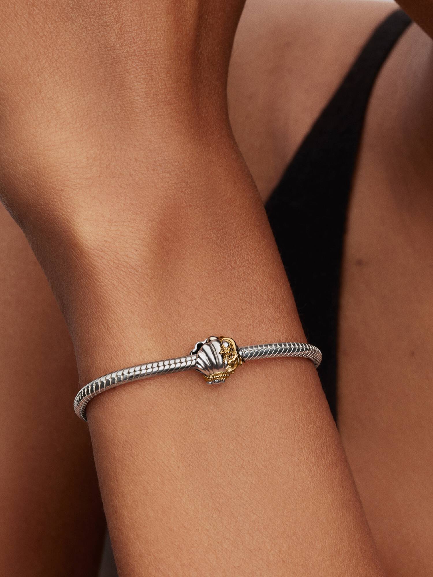 Charm Concha en Dos Tonos de Ariel de Disney