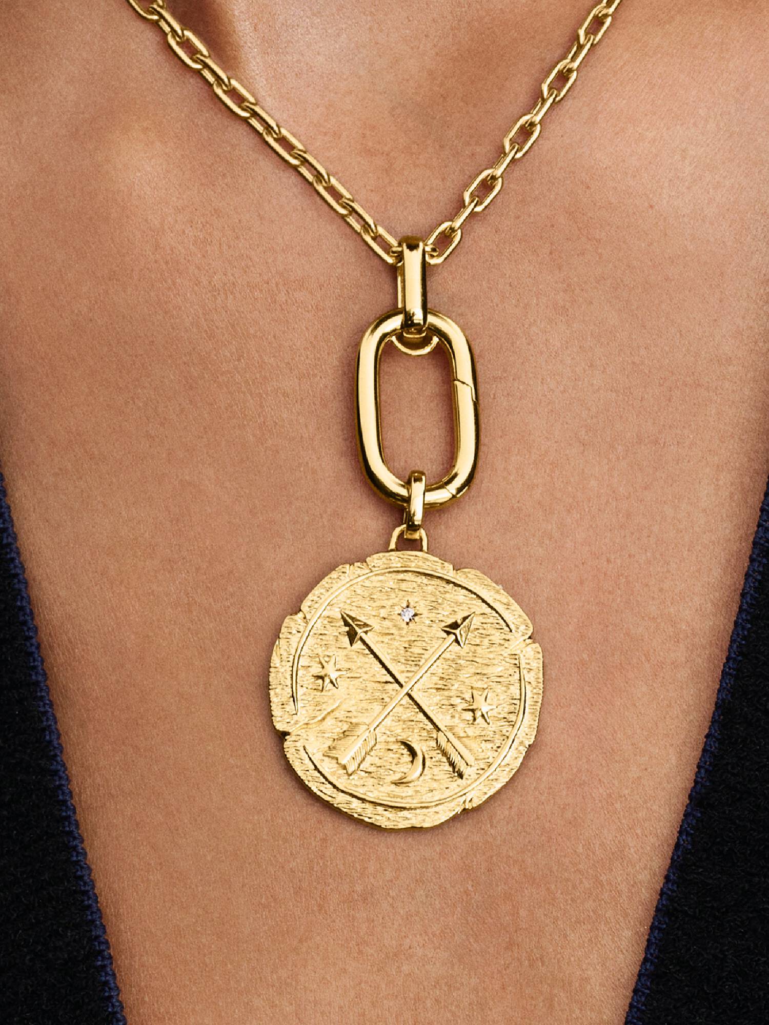 Charm Medallón Grande Flechas Cruzadas