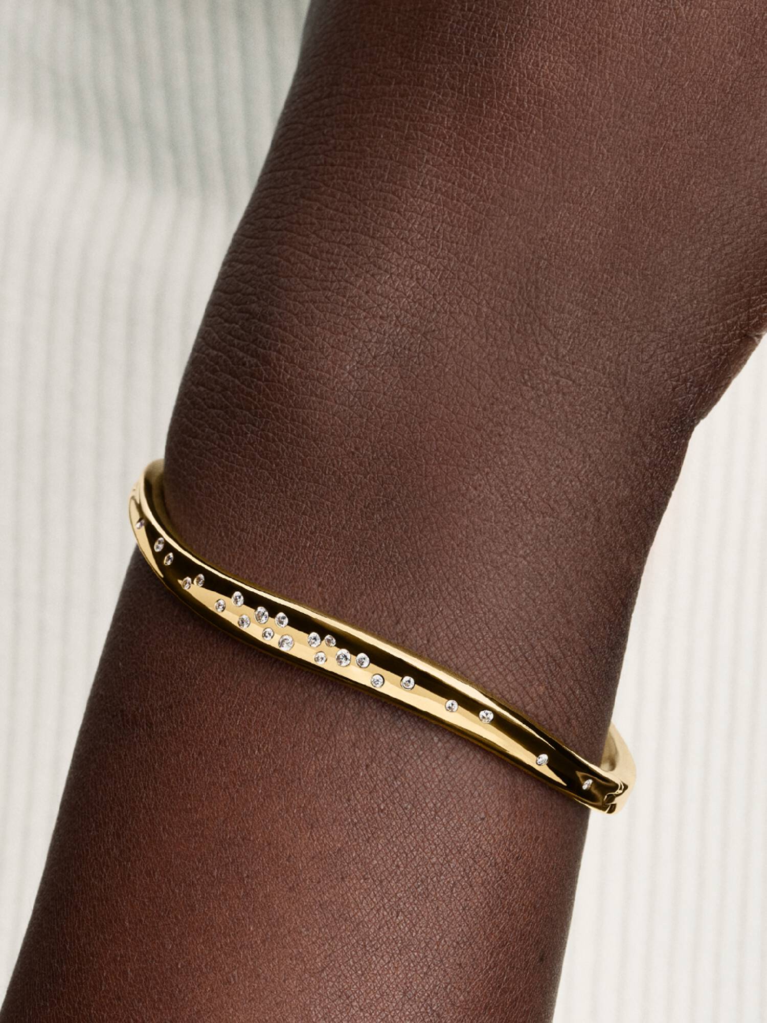 Pulsera Rígida Forma Orgánica Gemas Engastadas