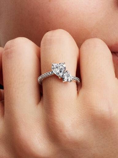 Anillo con un recubrimiento de oro de 14k Corazón Doble Brillante