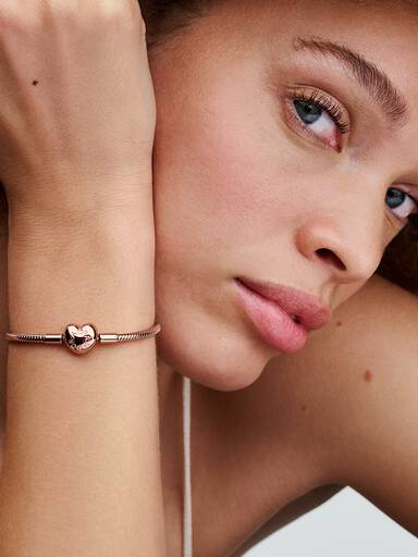 Pulsera de Cadena de Serpiente con Cierre de Corazón