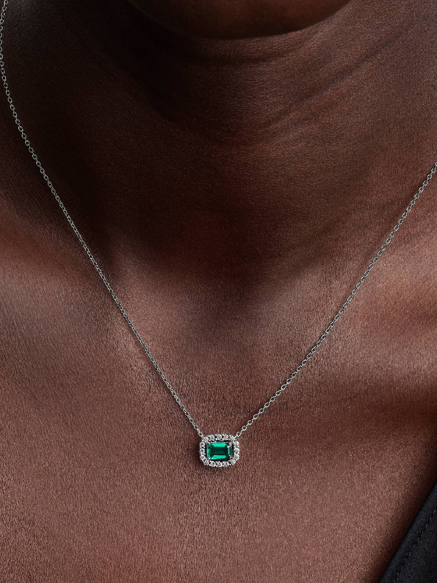 Collar Halo Rectangular Verde Brilllante