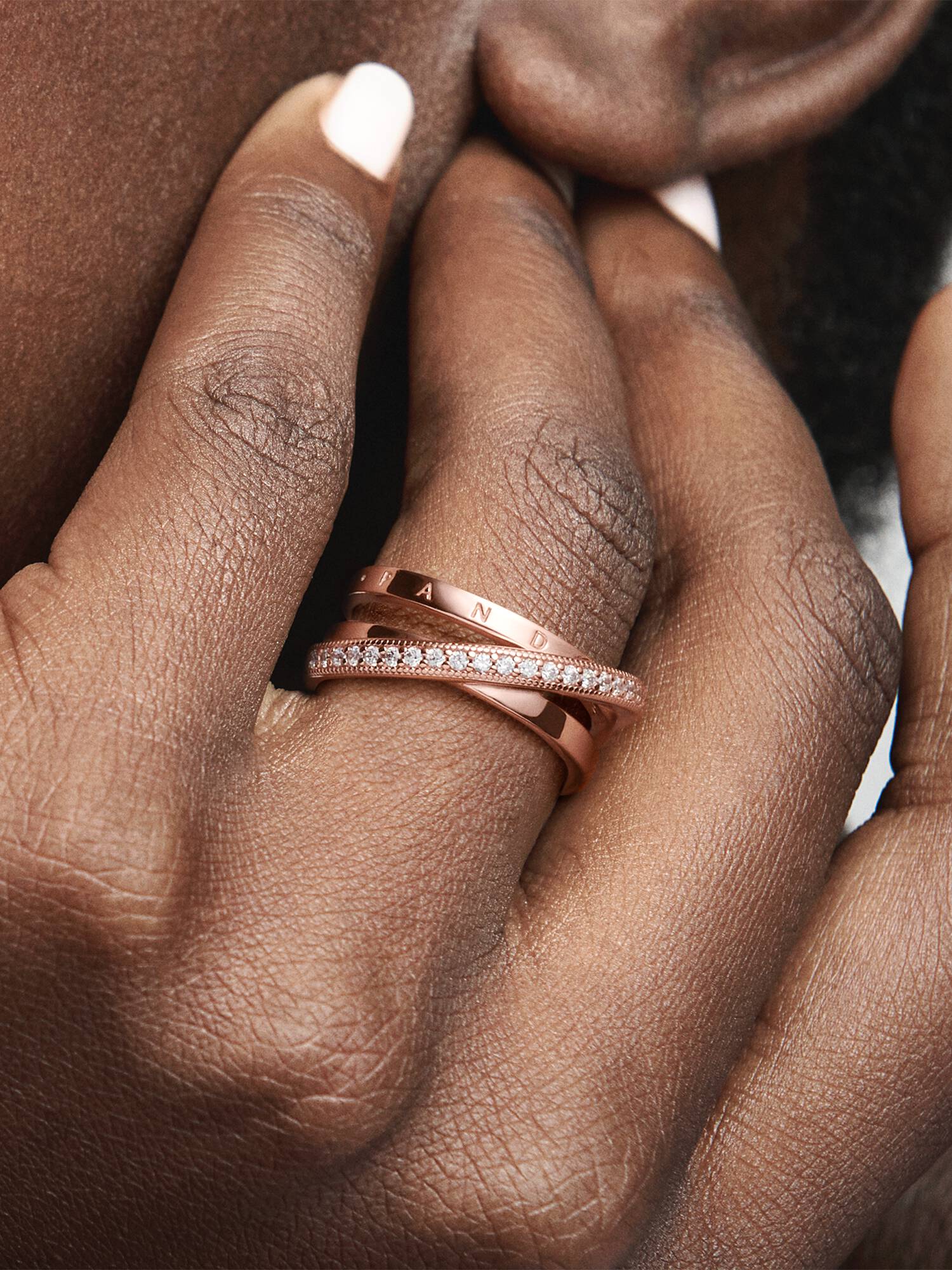 Anillo Cruzado Triple Alianza en Pavé