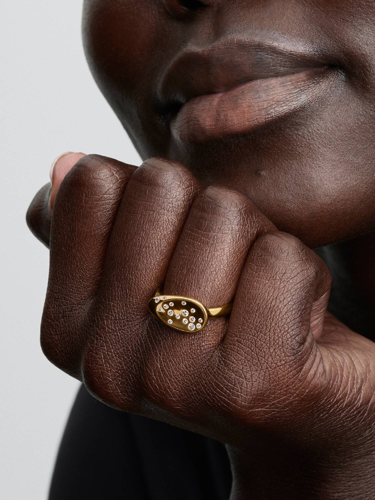 Anillo Sello Óvalo Mediano con Gemas Engastadas