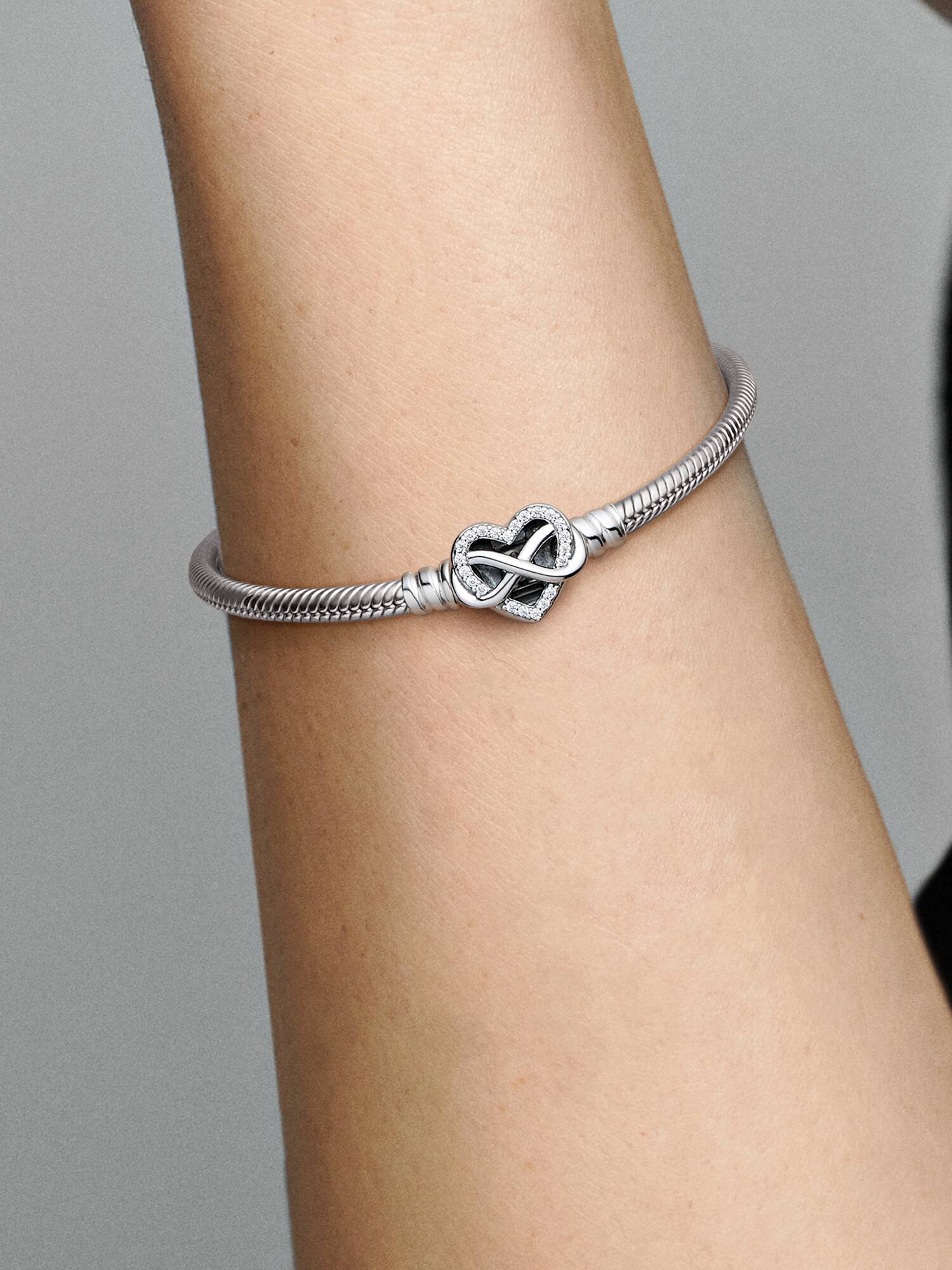 Pulsera de Cadena de Serpiente con Cierre de Corazón Infinito Brillante