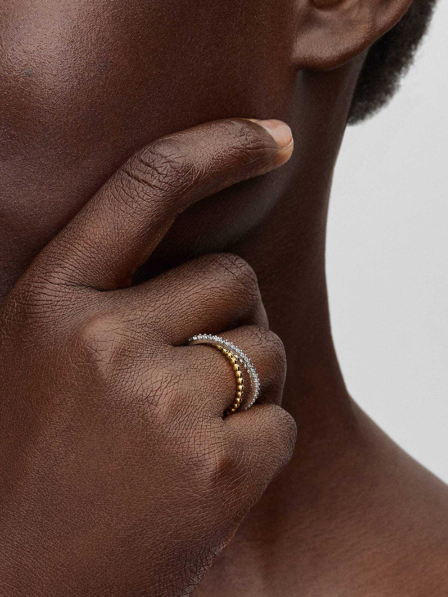 Anillo Banda Doble Cruzada Cuentas y Pavé