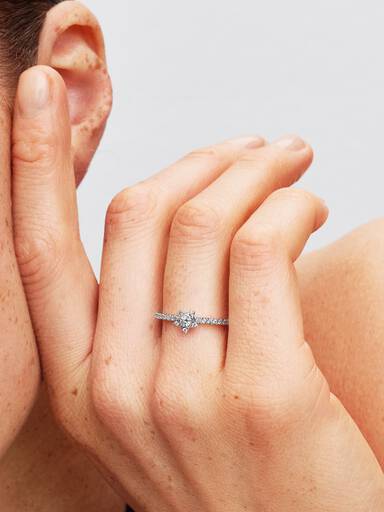 Anillo Estrella Brillante en Pavé