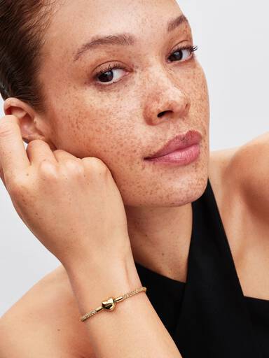 Pulsera Cadena de Tachuelas con Cierre de Corazón