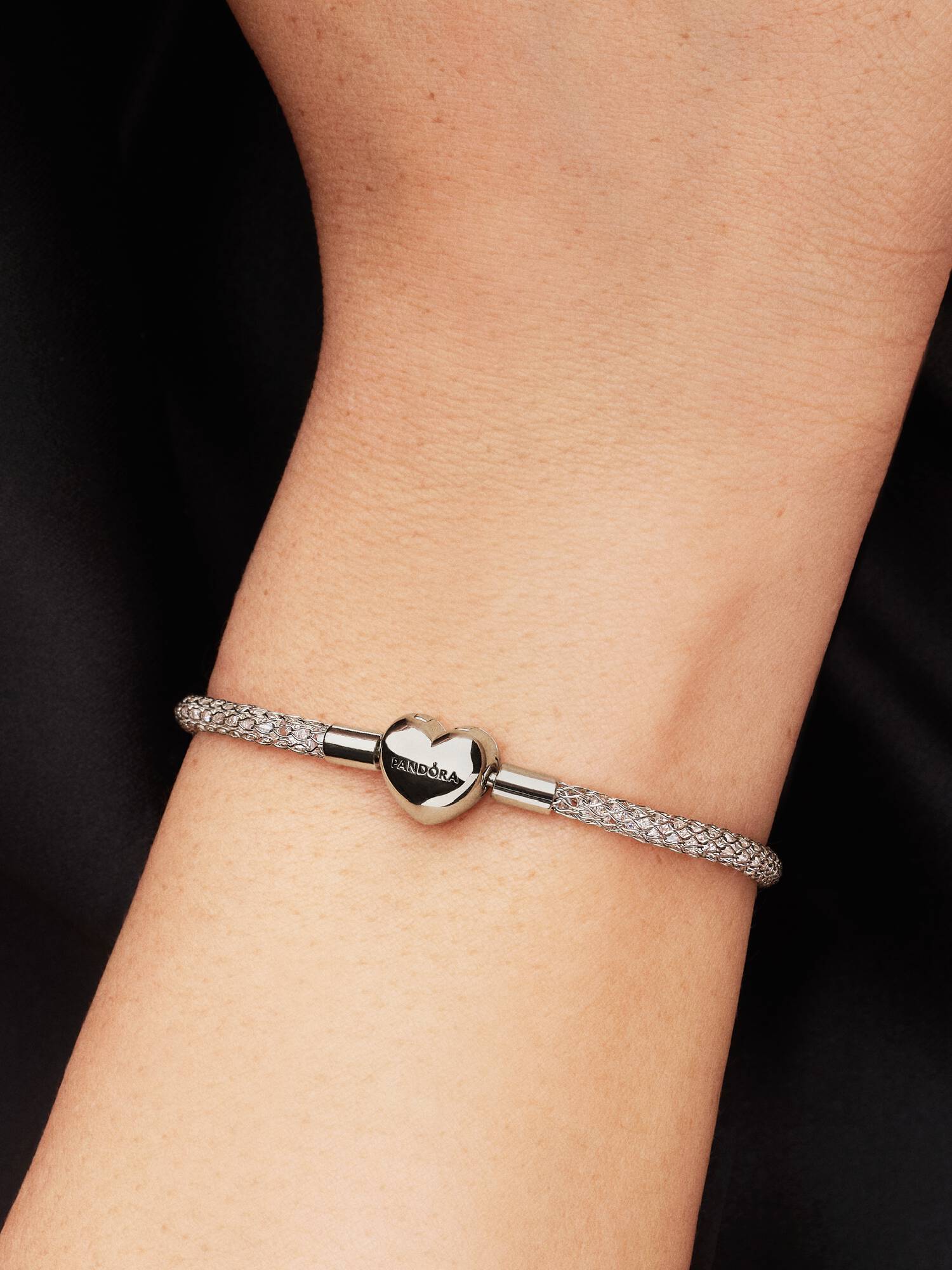 Pulsera Cadena de Tachuelas con Cierre de Corazón