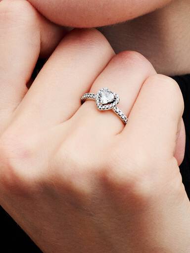 Anillo Corazón en Relieve