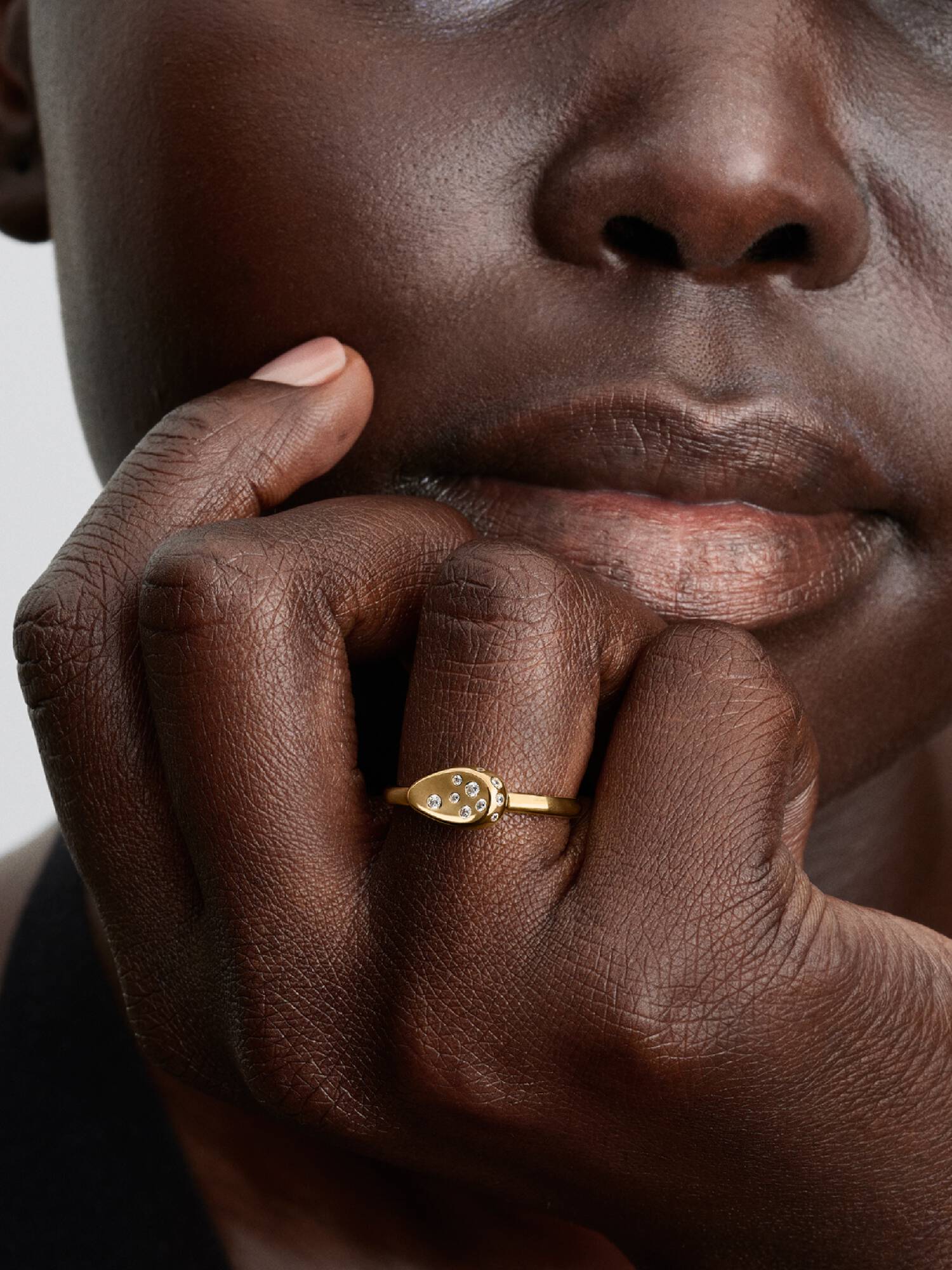 Anillo Sello Óvalo Pequeño con Gemas Engastadas