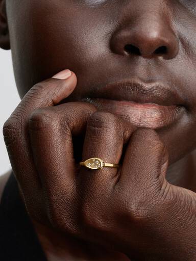 Anillo Sello Óvalo Pequeño con Gemas Engastadas