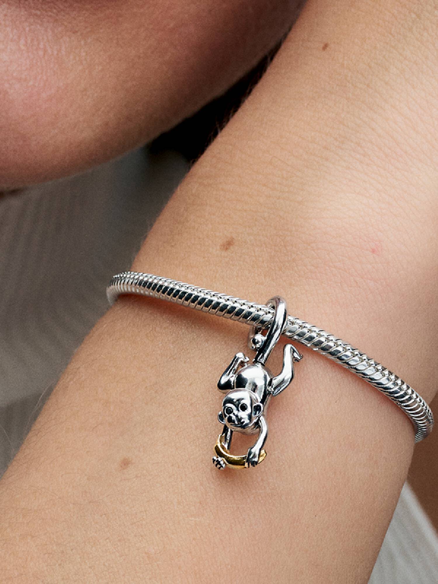 Charm Colgante Mono Móvil en Dos Tonos