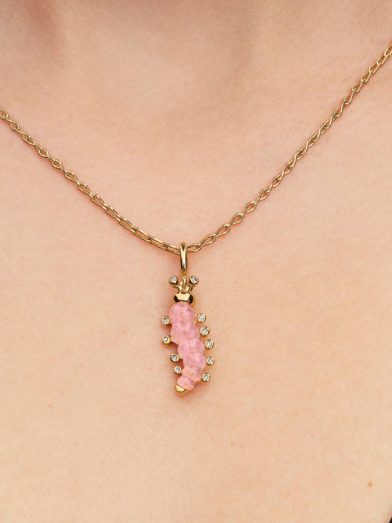 Charm Oruga Rosa 