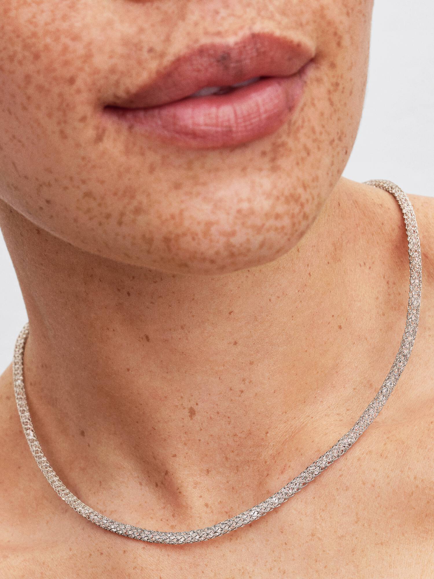 Collar Cadena de Tachuelas con Cierre de Corazón