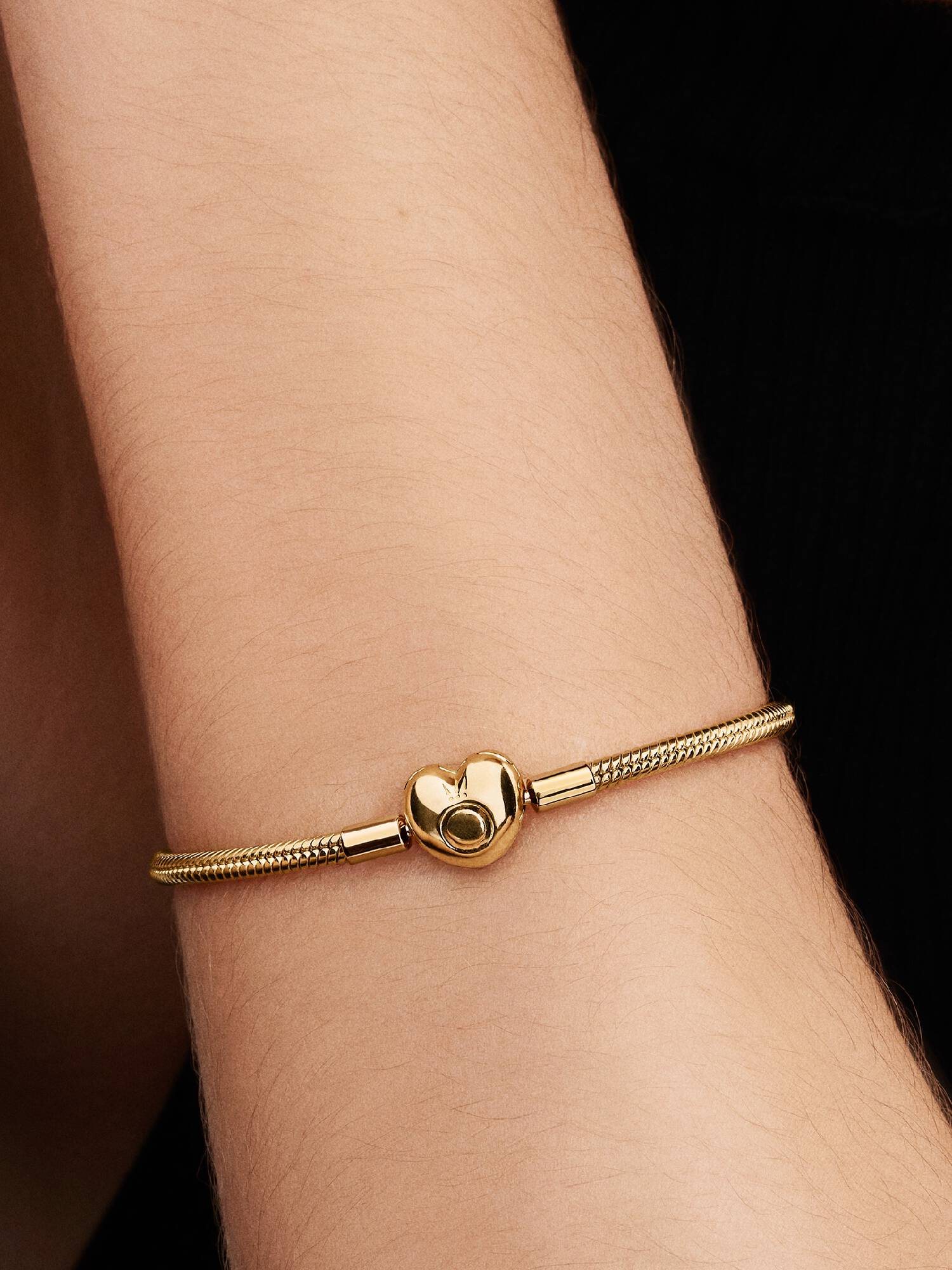 Pulsera de Cadena de Serpiente con Cierre de Corazón de Pandora Moments