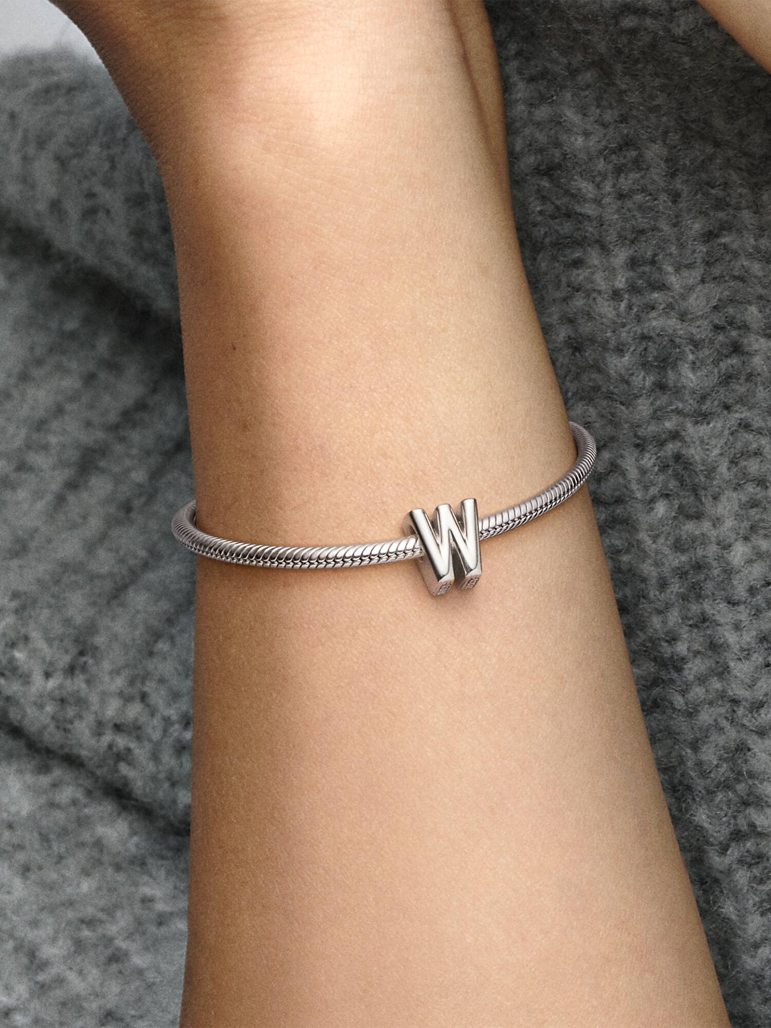 Charm en plata de ley Letra W